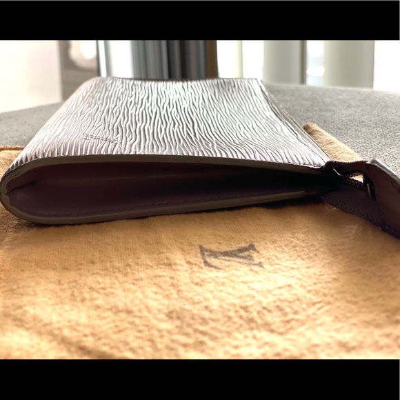 LOUIS VUITTON
Epi Pochette - Picture 3 of 8